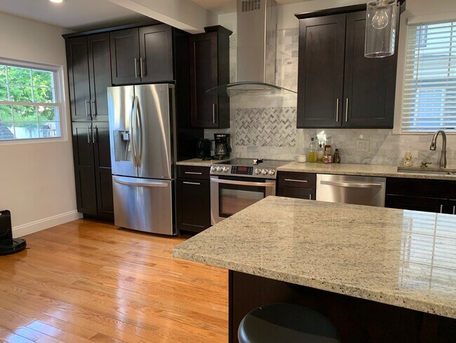 Foto del edificio - 302 Teaneck Rd