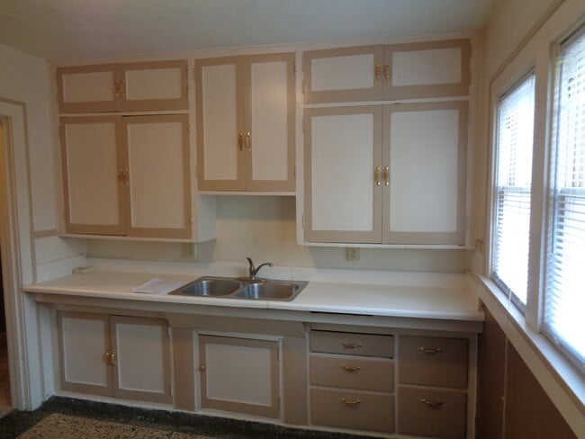 Building Photo - 2 Bedroom House with One Car Garage Near D...