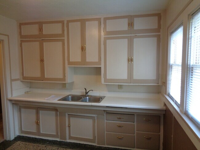 Foto del edificio - 2 Bedroom House with One Car Garage Near D...