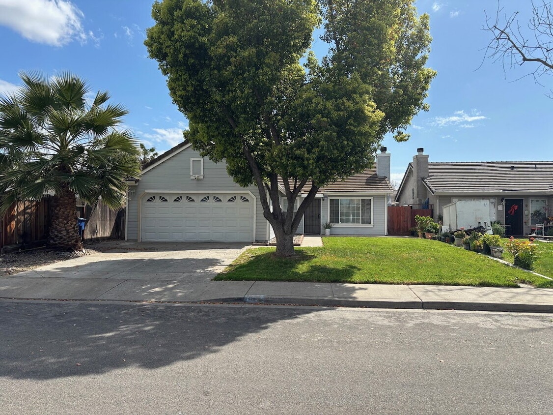 Foto principal - Spacious 3 Bedroom Home for $2250!