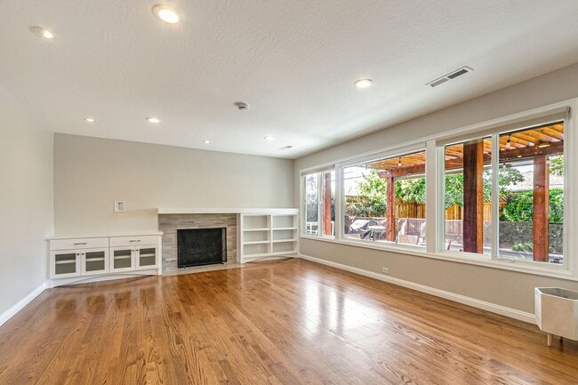 Building Photo - Remodeled 6-Bedroom House