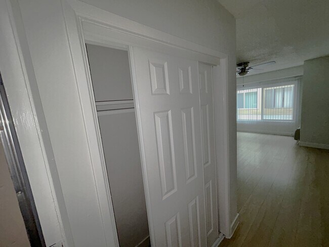 Foto del edificio - 535 S Catalina St