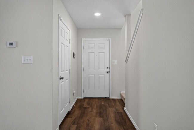 Foto del edificio - Spacious 4-Bed Home with Fenced Yard & Garage in San Antonio – 2,103 Sq Ft of Comfort!