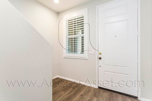 Foto del edificio - Beautiful 3 Bed/3.5 Bath Condo In Tustin!
