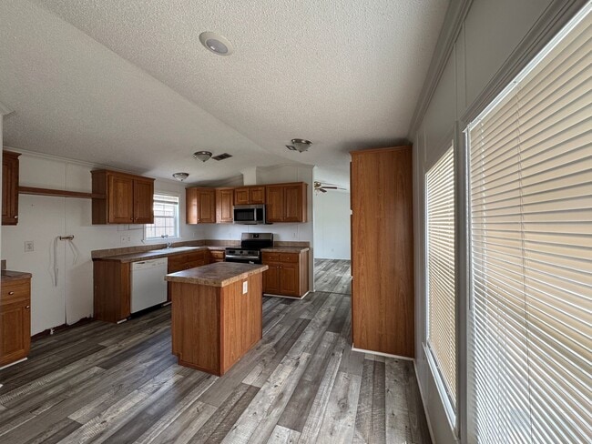 Building Photo - 16206 Wood Dr