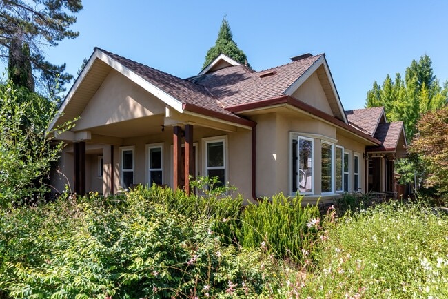 Building Photo - 596 Pettis Ave
