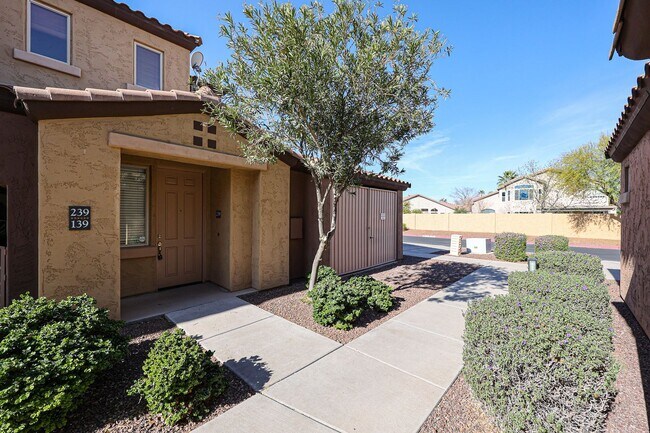 Foto del edificio - This luxury-style 3-bedroom, 3.5-bath gated townhouse!