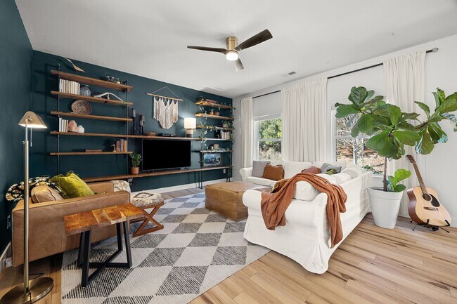 Foto del edificio - Discover this stunning 3-bedroom, 2.5-bath...