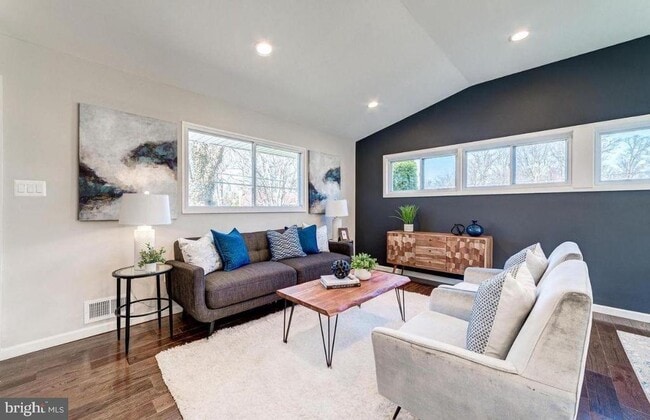 Building Photo - 4207 Woodland Dr