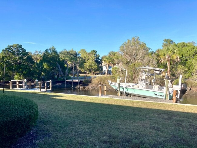 Foto del edificio - Completely remodeled waterfront condo!