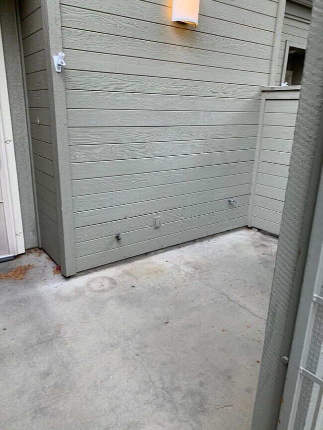 Foto del edificio - Beautiful 3 Bedroom 2 1/2 Bathroom Granada Hills Townhouse! Must See! Ready For Move-In!
