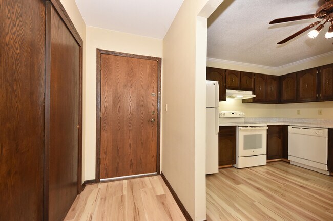 Building Photo - 2076 Chateau Ct