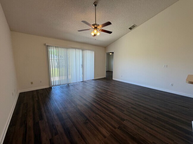 Foto del edificio - Comfort, Convenience & a Fresh Start in Palm Coast!