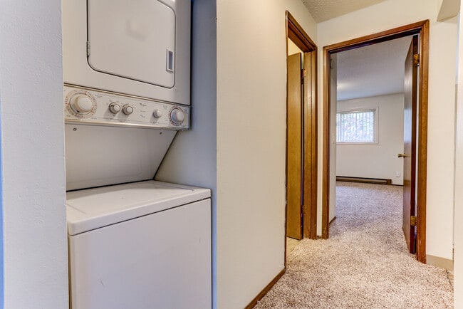 Interior Photo - Amber Lantern Apartments-ALT-1668A