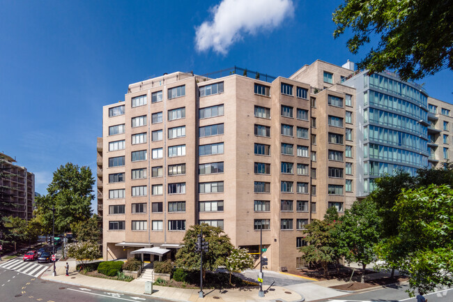 Building Photo - Carriage House