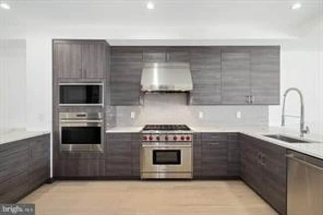 Old City Townhome with Parking - Old City Townhome with Parking