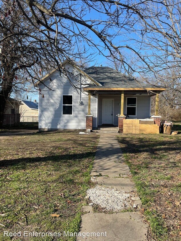 2 br, 1 bath House 709 E Dale St House Rental in Springfield, MO