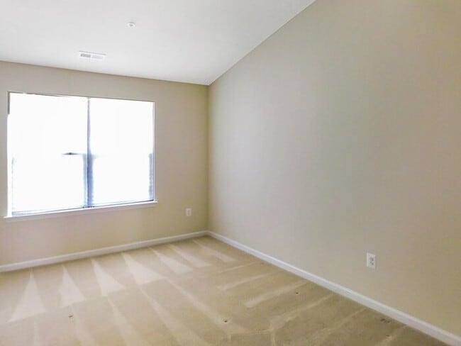 Building Photo - Lovely Brick 3 Level End Unit Townhouse wi...