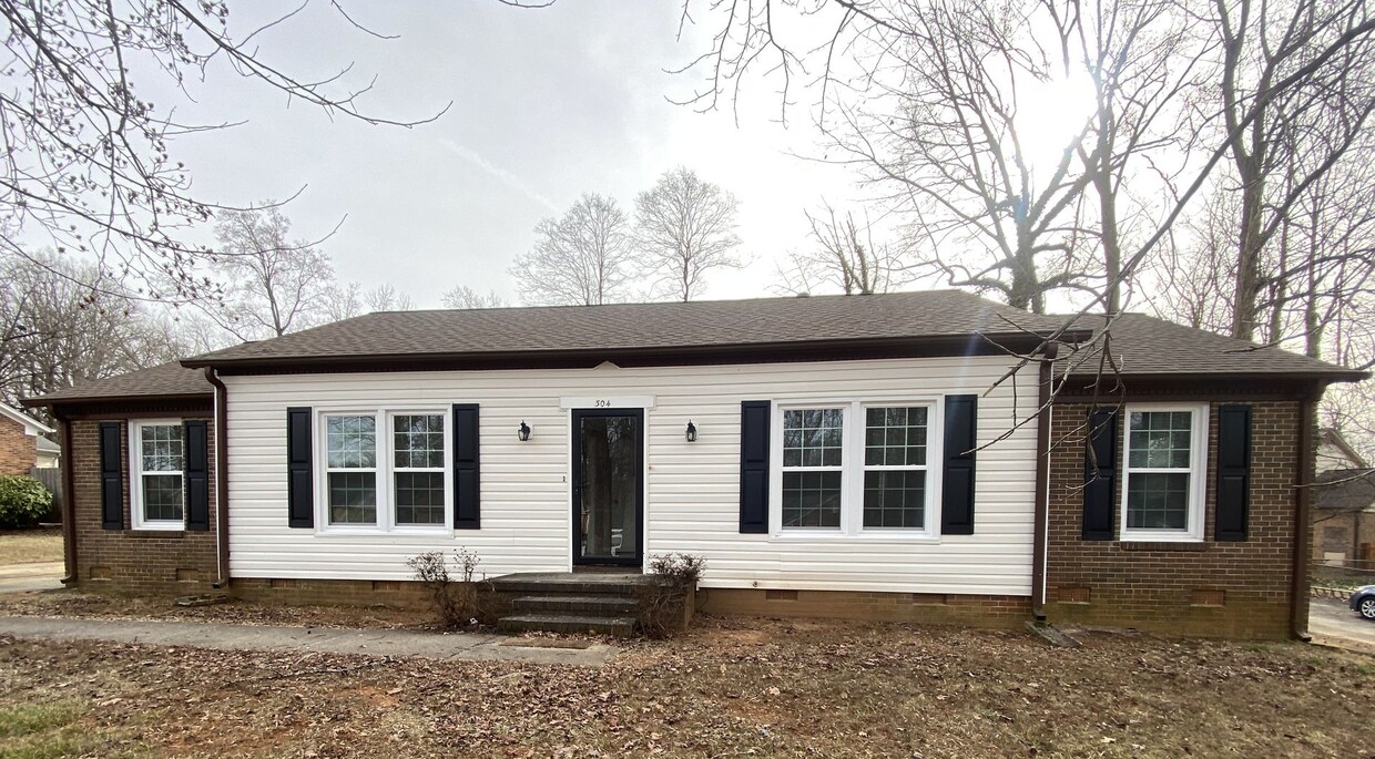 Foto principal - 3 Bedroom, 2 Bathroom House in Greensboro!