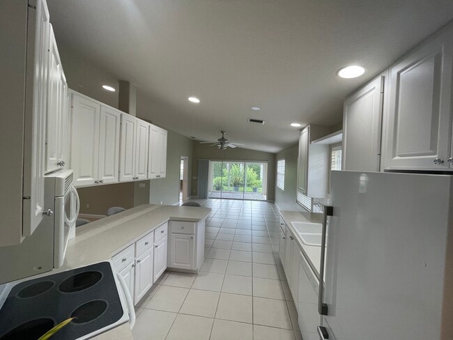 Building Photo - 4949 Kingston Way
