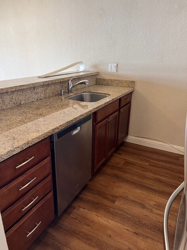 Foto del edificio - Sunny 1BR in Prime Oakland Location - Pool...