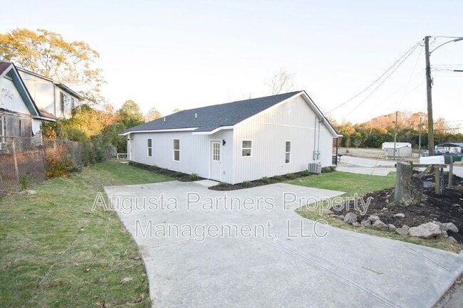 Building Photo - 2122 Circular Dr