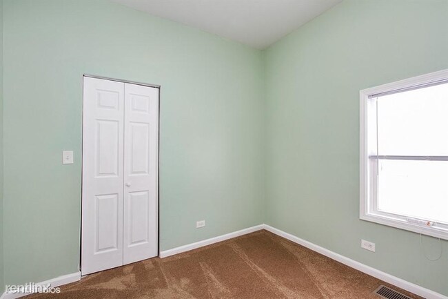 Building Photo - 3 br, 1 bath Apartment - 8720 S Mackinaw Ave