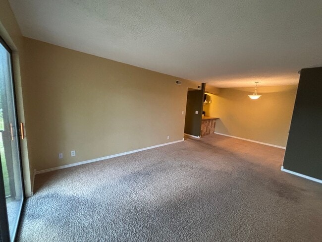Building Photo - 2 Bedroom 1 Bathroom Apartment