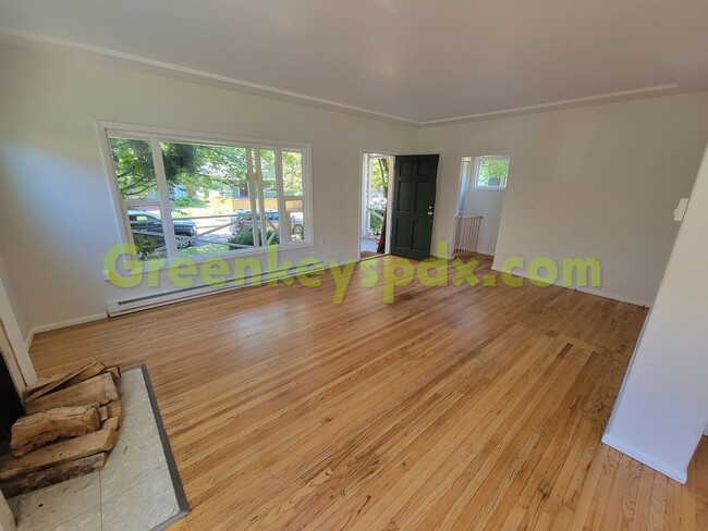 Foto del edificio - Awesome 3-Bedroom 1.5-Bathroom House in Ho...