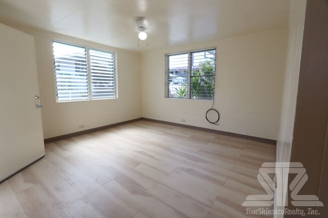 Building Photo - 1152