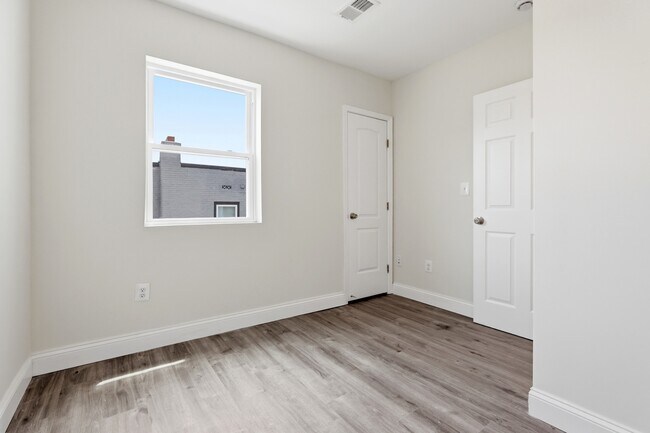 Building Photo - 4230 6th St SE
