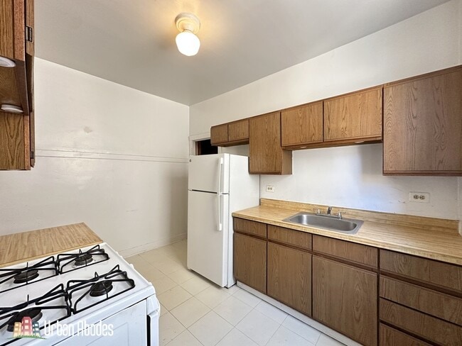 Building Photo - 2434 N Sawyer Ave