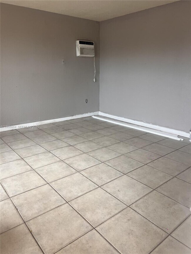 Building Photo - 571 NE 136th St