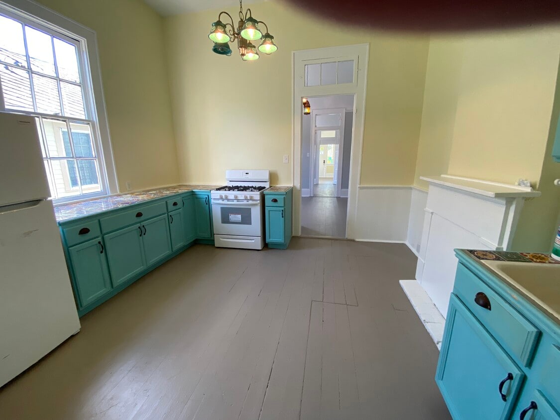kitchen - 2727 Onzaga St