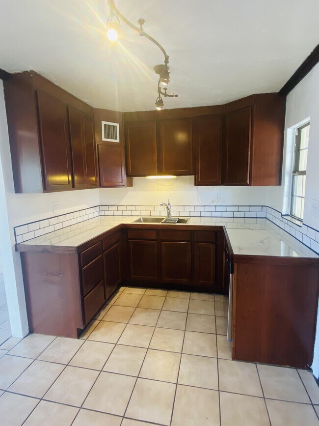 Building Photo - 1414 S Winmor Ave