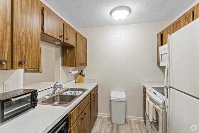 1BR, 1BA - 680SF - Kitchen - Taylor Creek Condominiums