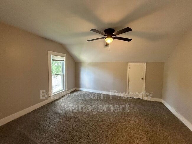 Building Photo - 921 Kent Ln S