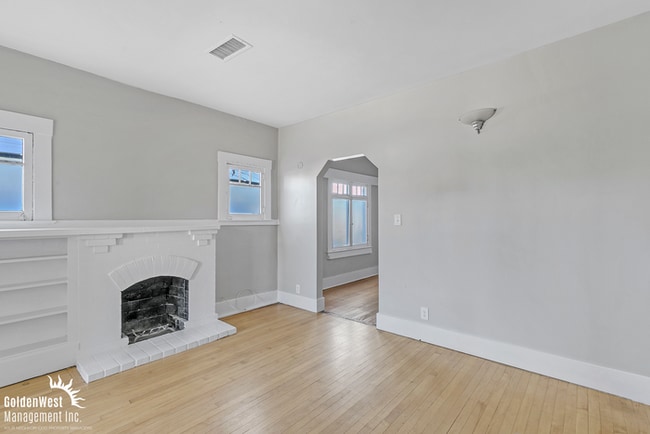 Building Photo - Charming 2Bdm 1Ba Duplex in Greater Corona...
