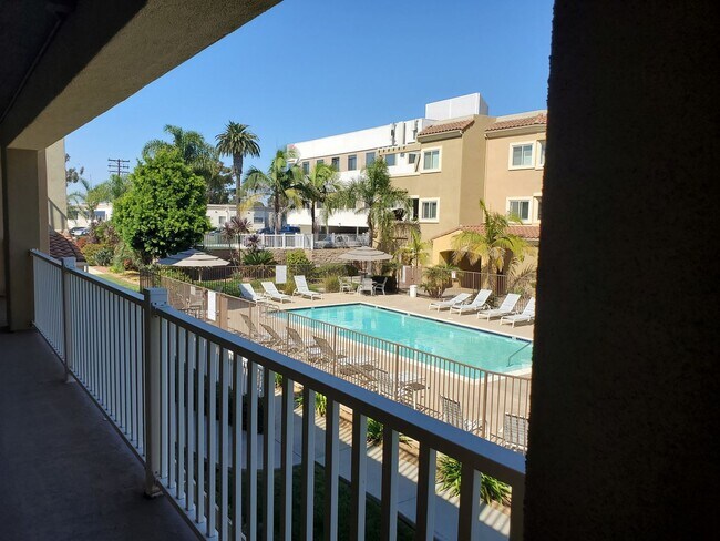 Building Photo - Gorgeous 3rd floor Corner Unit 3Bed/2Bath in Oceanside