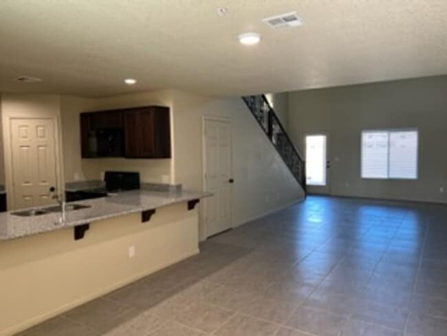 Building Photo - 2 STORY TOWNHOME!