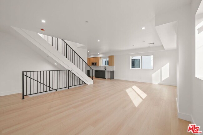 Foto del edificio - 913 N Hobart Blvd