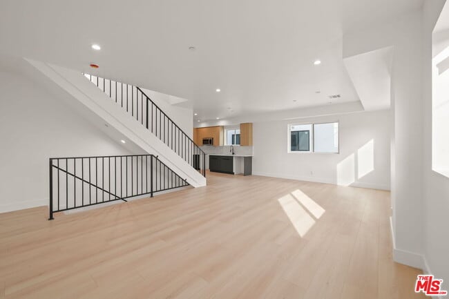 Building Photo - 913 N Hobart Blvd