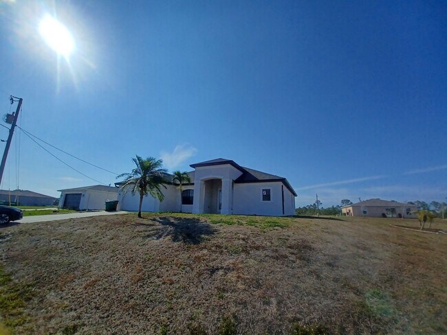 Building Photo - 3 bedroom 2 bathroom single family home. C...