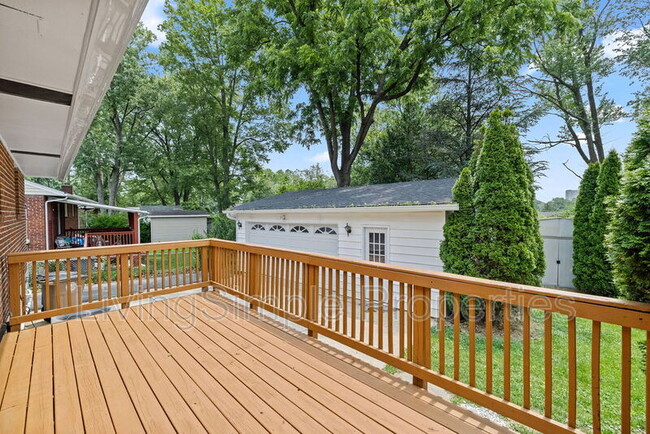 Building Photo - 1207 Brooke Dr