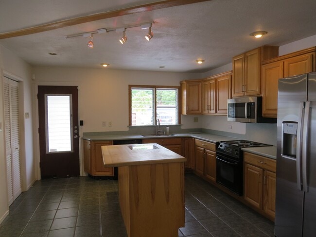 Building Photo - 1063 Kamahele St