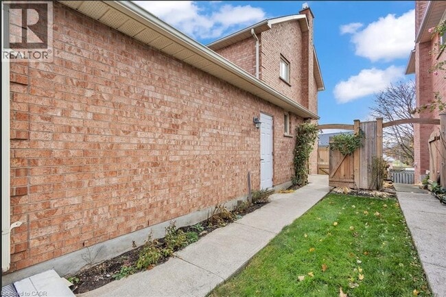 Building Photo - 18 Wallace Dr