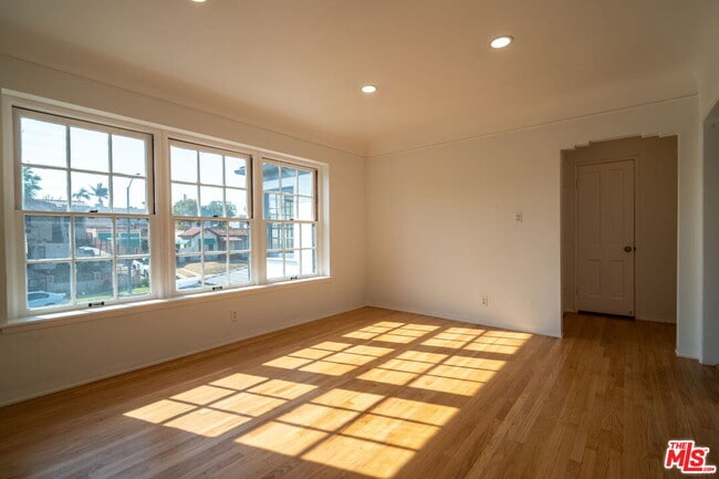 Foto del edificio - 1558 S Genesee Ave