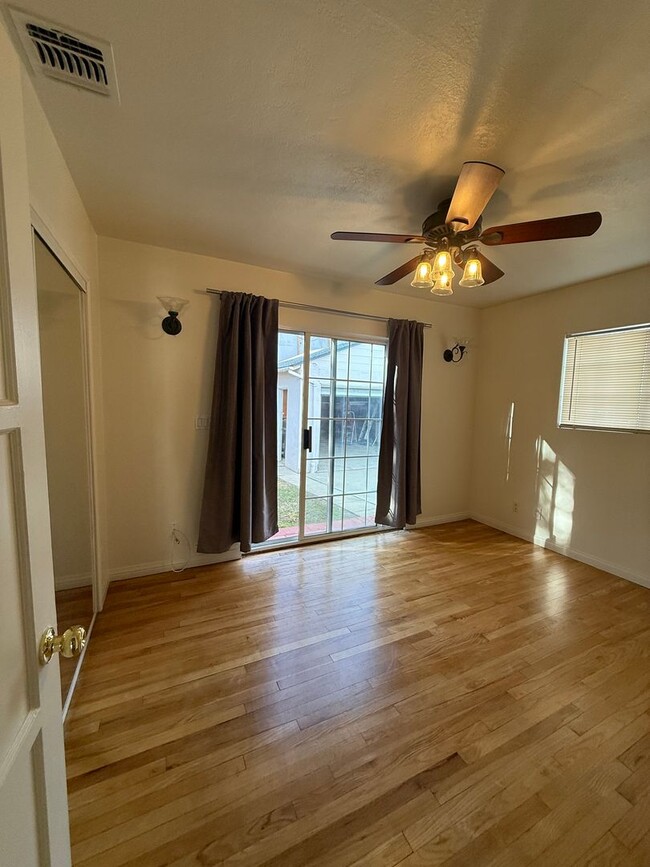 Building Photo - 2 bed, 1 bath home in Woodland Hills