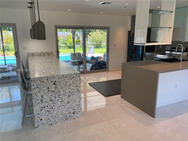 Foto del edificio - 9850 SW 69th Ave
