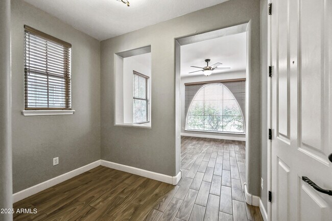 Foto del edificio - 15340 W Dahlia Dr